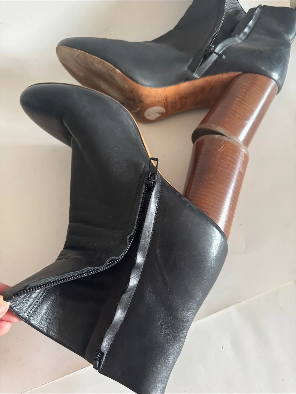 Vince Womens Black Leather Round Stacked Heel Ankle Boots size 10
